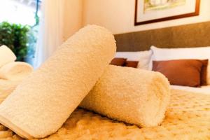 une paire de chaussettes au-dessus d'un lit dans l'établissement Le Gouverneur, 100m du lac avec parking, à Annecy