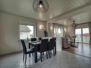 comedor y sala de estar con mesa y sillas en Ihr Zuhause fernab von Zuhause, en Ringsheim