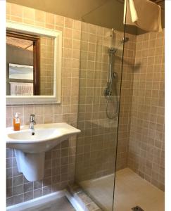 ein Bad mit einem Waschbecken und einer Dusche in der Unterkunft Blue Mountain View Cottages in Clanwilliam