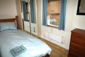 Llit o llits en una habitació de Doncaster Central Apartment Sleeps 5 Very Quiet