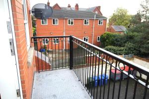 Balcó o terrassa a Doncaster Central Apartment Sleeps 5 Very Quiet