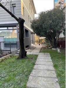 una acera con un árbol al lado de un edificio en Appartamenti Dolly, tre unità distinte, en Padua