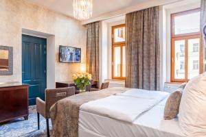 フランチシュコヴィ・ラーズニェにあるBelvedere Spa & Kurhotelのベッドとテーブルが備わるホテルルームです。
