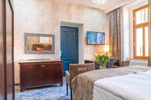 Belvedere Spa & Kurhotel في فرانتيشكوفي لاذنه: غرفة نوم بباب ازرق وسرير ومكتب