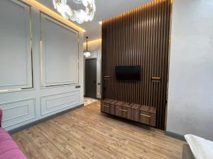 Μια τηλεόραση ή/και κέντρο ψυχαγωγίας στο Стильные апартаменты в элитном комплексе