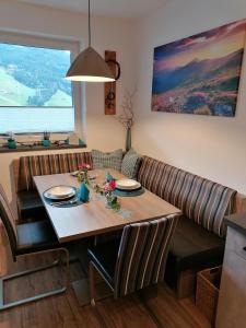 uma mesa de jantar e um sofá com mesa e cadeiras em Zirlerhof em Weerberg