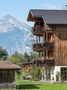 una casa con balcones y una montaña en el fondo en Ferienhaus Bockstecken en Hart im Zillertal