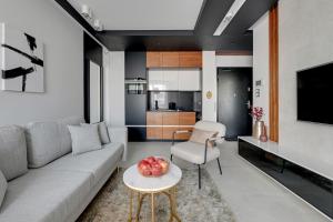 ソポトにあるNew Helsinki Luxury Residence Okrzei 19 by Lion Apartments Sopotのソファとテーブルのあるリビングルーム