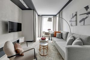 ソポトにあるNew Helsinki Luxury Residence Okrzei 19 by Lion Apartments Sopotのソファとテーブルのあるリビングルーム