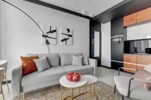 ソポトにあるNew Helsinki Luxury Residence Okrzei 19 by Lion Apartments Sopotのソファとテーブルのあるリビングルーム +12枚の写真