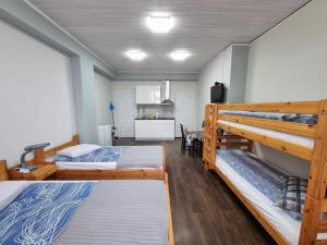 een kamer met 2 stapelbedden en een tafel bij Hostel Mare in Roja