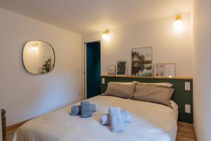 a bedroom with a bed with blue towels on it at Les Cordeliers: 2 pers, cosy & cœur vieille ville in Annecy