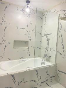 y baño con bañera y espejo. en Casa De Española Hotel and Resort, en Aritao