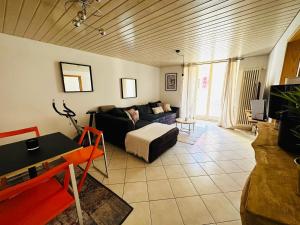 ein Wohnzimmer mit einem Sofa und einem Tisch in der Unterkunft Apart'Hotel du Faubourg by Stay Swiss in Pruntrut