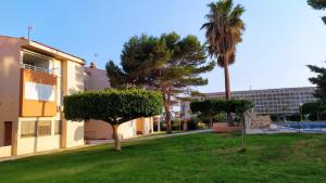 Ogród w obiekcie Atractivo apartamento en la playa con parking
