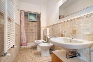 bagno con lavandino e servizi igienici di Casa Elena a Moneglia