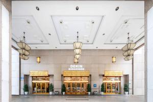 - une vue sur le hall d'un grand magasin dans l'établissement Dekin Hotel Chongqing Jiefangbei, à Chongqing