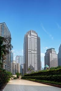 Blick auf die Skyline der Stadt mit hohen Gebäuden in der Unterkunft Dekin Hotel Chongqing Jiefangbei in Chongqing