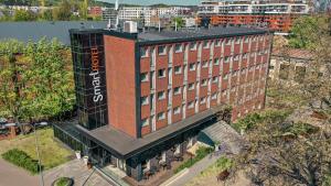 una vista aérea de un edificio con graffiti en él en Smart Hotel, en Gdansk