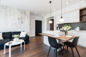 Posedenie v ubytovaní Stylish & Comfy Garbary Apartments with Parking by Noclegi Renters