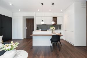 Kuchyňa alebo kuchynka v ubytovaní Stylish & Comfy Garbary Apartments with Parking by Noclegi Renters