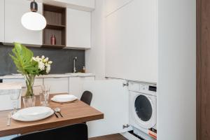 Kuchyňa alebo kuchynka v ubytovaní Stylish & Comfy Garbary Apartments with Parking by Noclegi Renters