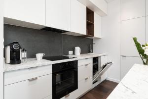 Kuchyňa alebo kuchynka v ubytovaní Stylish & Comfy Garbary Apartments with Parking by Noclegi Renters