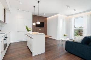 Kuchyňa alebo kuchynka v ubytovaní Stylish & Comfy Garbary Apartments with Parking by Noclegi Renters