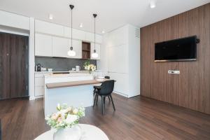 Kuchyňa alebo kuchynka v ubytovaní Stylish & Comfy Garbary Apartments with Parking by Noclegi Renters