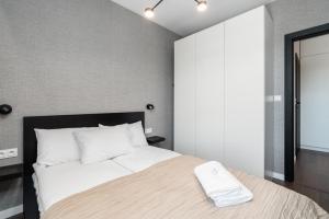 Posteľ alebo postele v izbe v ubytovaní Stylish & Comfy Garbary Apartments with Parking by Noclegi Renters