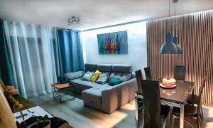 een woonkamer met een bank en een tafel bij Apartamento en l'Escala in L'Escala
