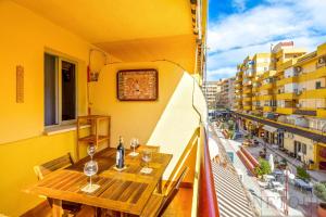 balkon ze stołem i kieliszkami do wina w obiekcie Inftour Apolo Apartamento w mieście Calpe
