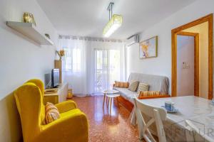 salon z kanapą i stołem w obiekcie Inftour Apolo Apartamento w mieście Calpe
