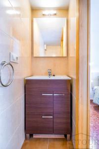 łazienka z umywalką i lustrem w obiekcie Inftour Apolo Apartamento w mieście Calpe