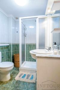 łazienka z prysznicem, toaletą i umywalką w obiekcie Inftour Apolo Apartamento w mieście Calpe +37 zdjęć