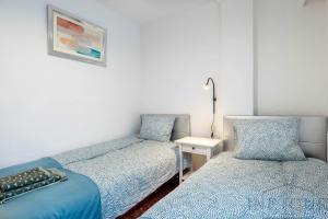Łóżko lub łóżka w pokoju w obiekcie Inftour Apolo Apartamento