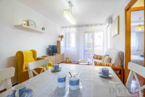 Telewizja i/lub zestaw kina domowego w obiekcie Inftour Apolo Apartamento