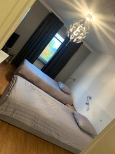 1 dormitorio con 2 camas y ventana en Vandrarhem Köping en Köping