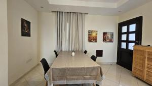 un comedor con una mesa con sillas y una ventana en Perfect Vacation with 3bhk villa en Dubái