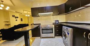 y cocina con fogones, lavadora y secadora. en Perfect Vacation with 3bhk villa en Dubái