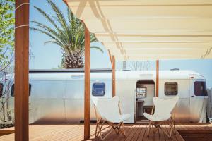 KagasunoQuvel的门廊配有两把椅子和火车