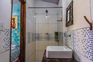 um banheiro com pia e chuveiro em Pousada Mirage Atins em Atins