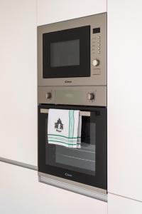 eine Mikrowelle mit einem Handtuch darin in der Unterkunft Pardal RC A - Luxury 2 Bed Apartment in Alcantara in Lissabon