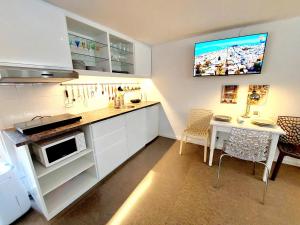 Kuchyň nebo kuchyňský kout v ubytování Neptun Studio-apartment with terrace.