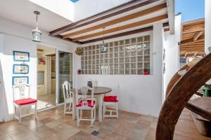 a dining room with a table and chairs at Villa Fae in Playa Blanca