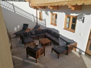 an overhead view of a patio with a couch and chairs at Ferienhaus am Kellpointhof in Miesbach