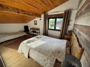 Un pat sau paturi într-o cameră la jolie maison de campagne à 100 m de l'étang