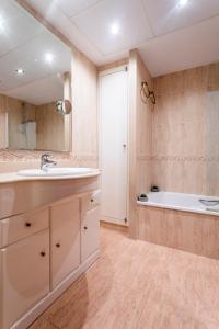 La salle de bains est pourvue d'un lavabo et d'une baignoire. dans l'établissement RESORT BEACH VALENCIA, à Valence