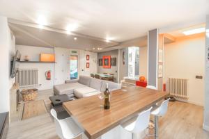 Posezení v ubytování Casa Esteribar, espacioso alojamiento con jardín y barbacoa próxima a Pamplona + 27 fotografií
