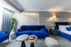 un soggiorno con divano blu e letto di Grand Gedikpasha Hotel a Istanbul